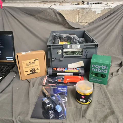 APPROXIMATELY 20 ITEMS OF TOOLS & HARDWARE LOT – GAS BLOW TORCH, HOSES, GARDEN ACCESSORIES .