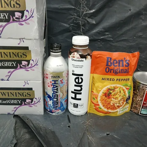 APPROXIMATELY 5 ASSORTED FOOD &DRINK ITEMS TO INCLUDE - HUEL, BENS ORIGINAL AND SWEETS - COLLECTION ONLY 