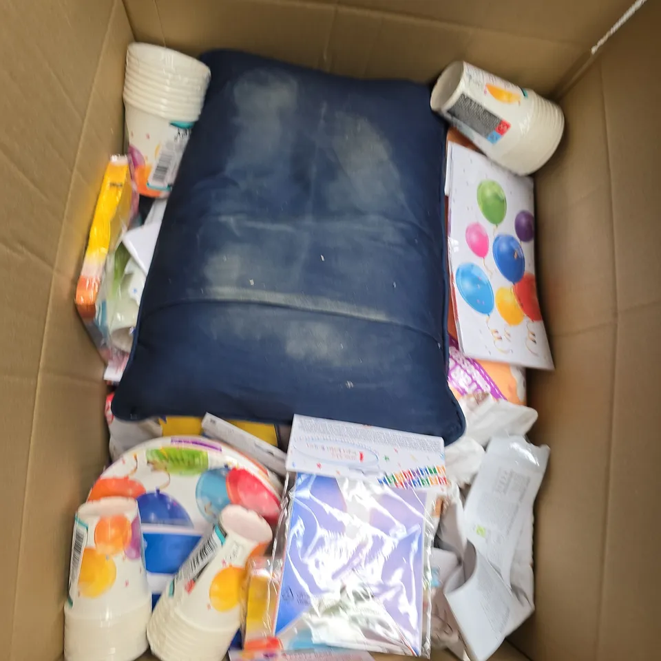 BOX OF APPROX 15 ASSORTED HOUSEHOLD ITEMS TO INCLUDE PAPER PLATES , BALLOONS , CUSHIONS , ETC 