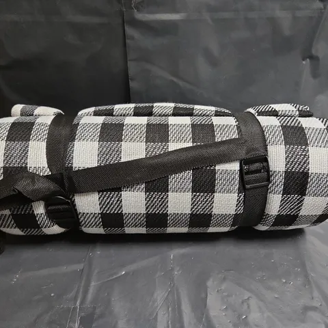 WREI PICNIC BLANKET 200 * 200CM WATERPROOF (BLACK & WHITE)
