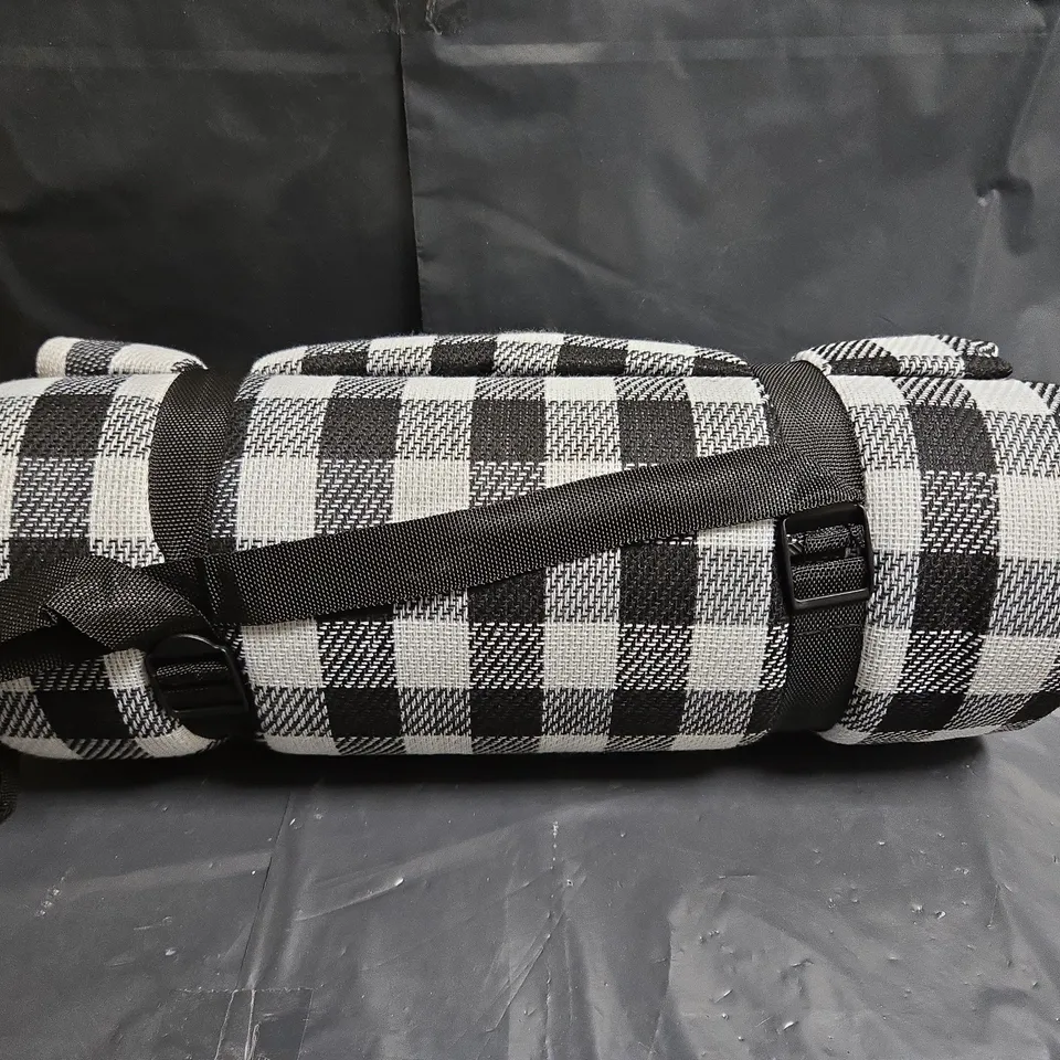 WREI PICNIC BLANKET 200 * 200CM WATERPROOF (BLACK & WHITE)