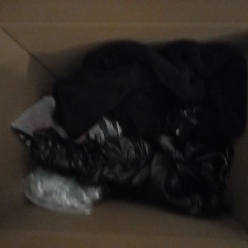 LOT OF APPROX 20 ASSORTED CLOTHING ITEMS VARYING IN SIZE/COLOUR/STYLE TO INCLUDE: TROUSERS, COATS, TOPS