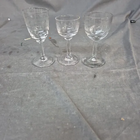 APPROXIMATELY 25 ITEMS OF ASSORTED GLASSWARE