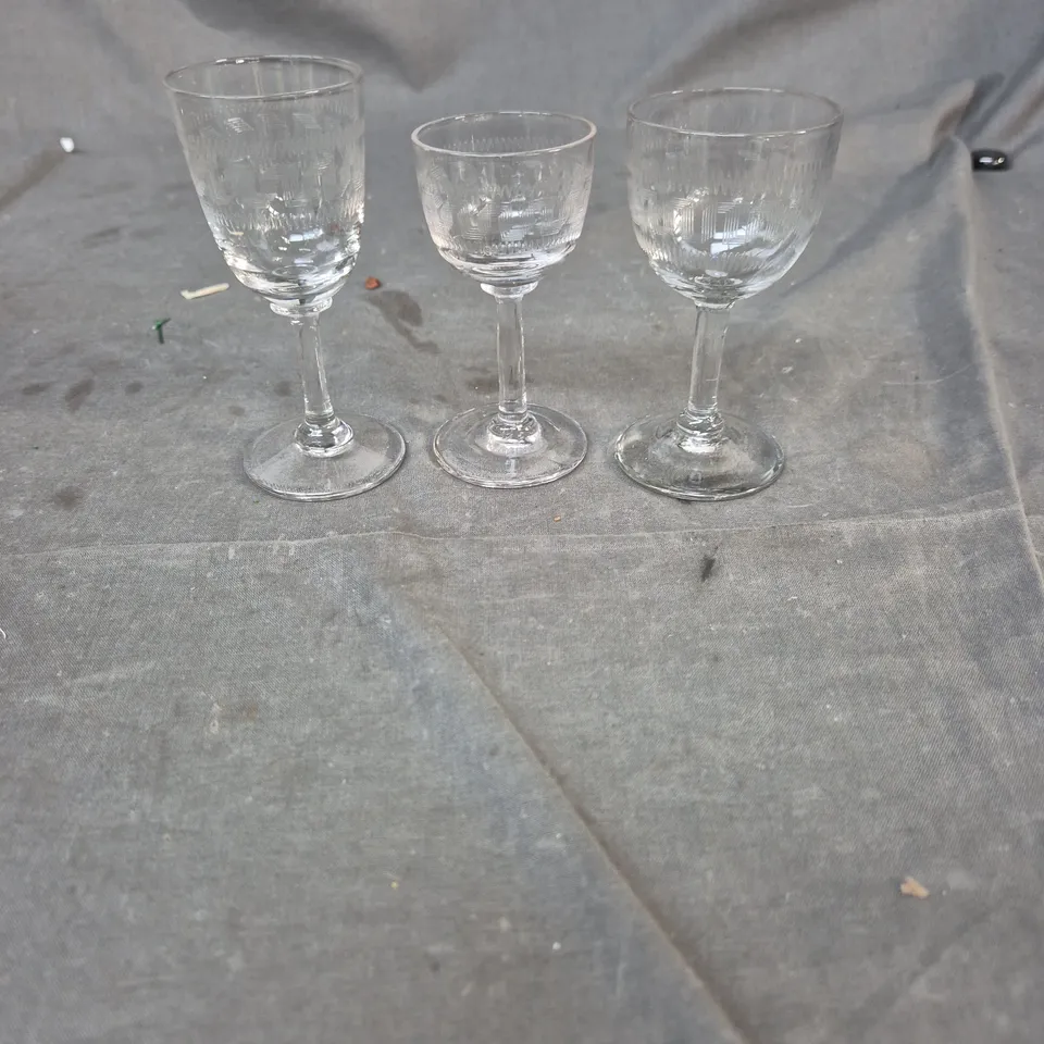APPROXIMATELY 25 ITEMS OF ASSORTED GLASSWARE