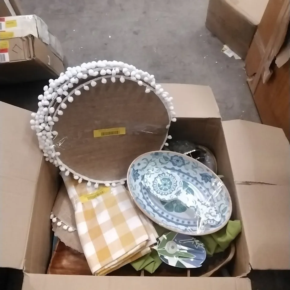 BOX OF ASSORTED KITCHEN/DINING ITEMS 