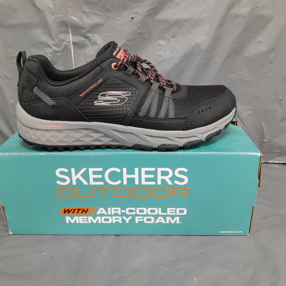 BOXED PAIR OF SKECHERS OUTDOOR MEMORY FOAM TRAINERS IN BLACK/HOT PINK SIZE 7
