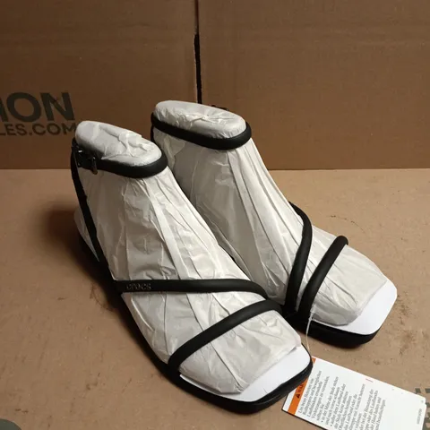 PAIR OF CROCS MIAMI ANKLE STRAP SANDALS - 5