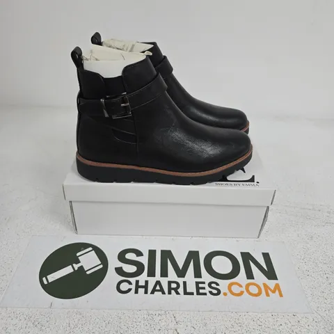 BOXED PAIR OF SHOES BY EMMA GAYNOR BOOTS IN BLACK - UK 5