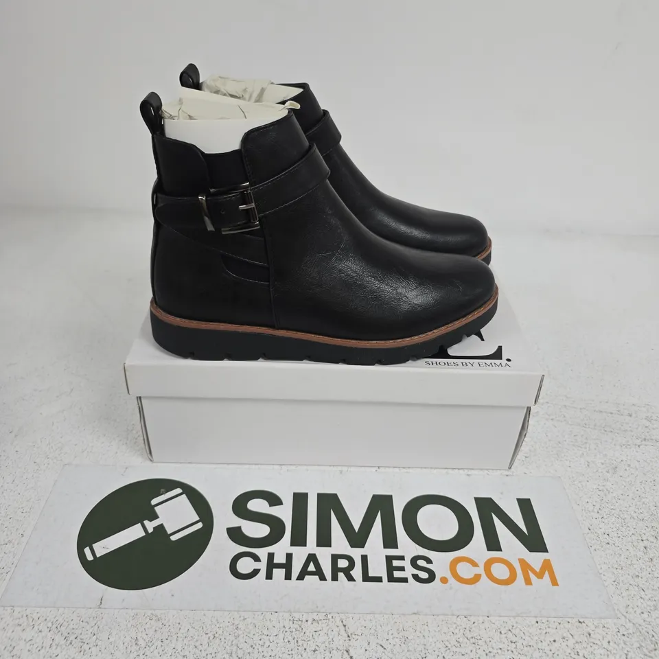 BOXED PAIR OF SHOES BY EMMA GAYNOR BOOTS IN BLACK - UK 5