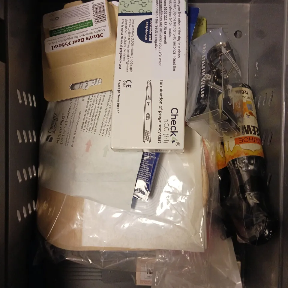 APPROXIMATELY 20 ASSORTED HEALTH & BEAUTY PRODUCTS TO INCLUDE BULL DOG BLADES, BEEWAX OIL, OLIVE OIL STYLING GEL ETC 