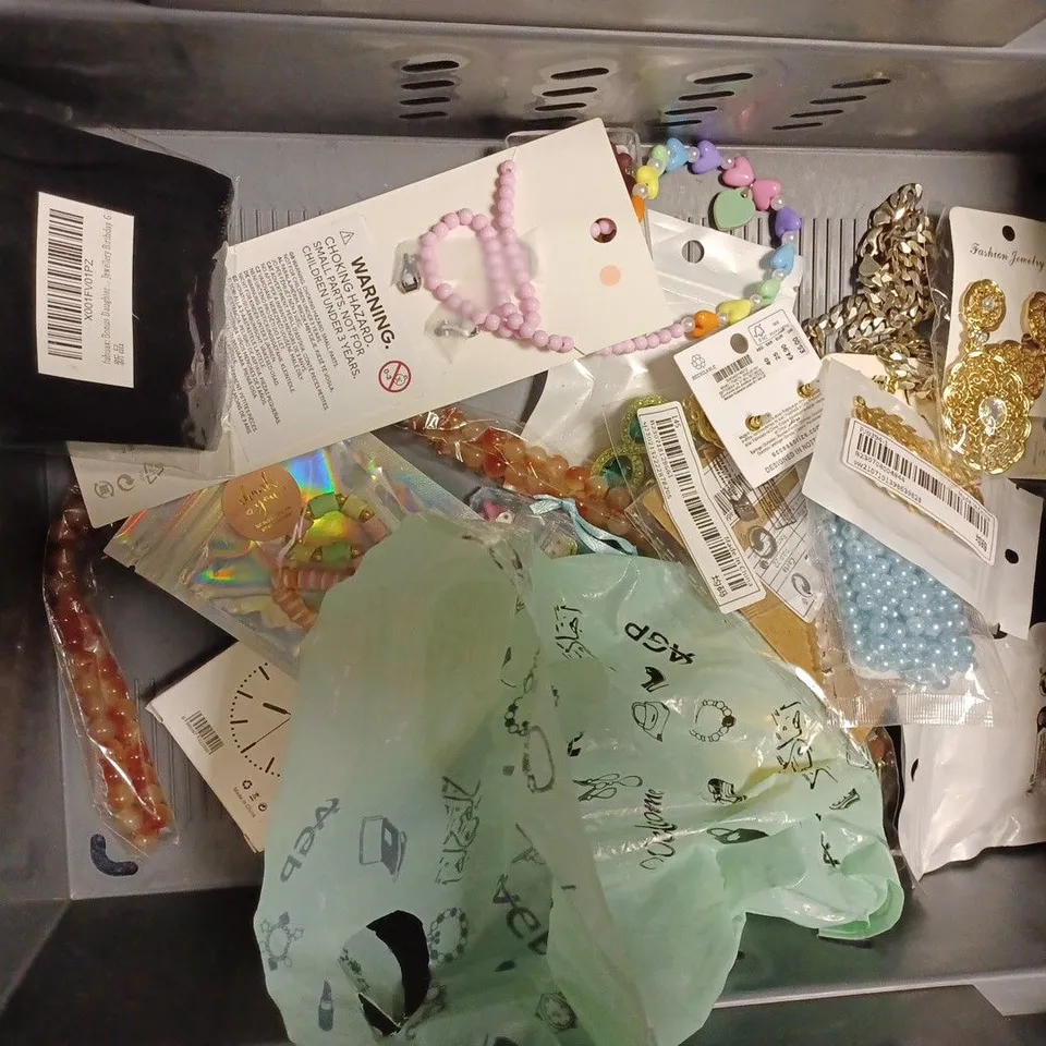 BOX OF APPROX 20 ASSORTED ITEMS TO INCLUDE A PROTECTIVE WATCH CASE, SHEIN EARRINGS, WATCH STRAP, ETC. 