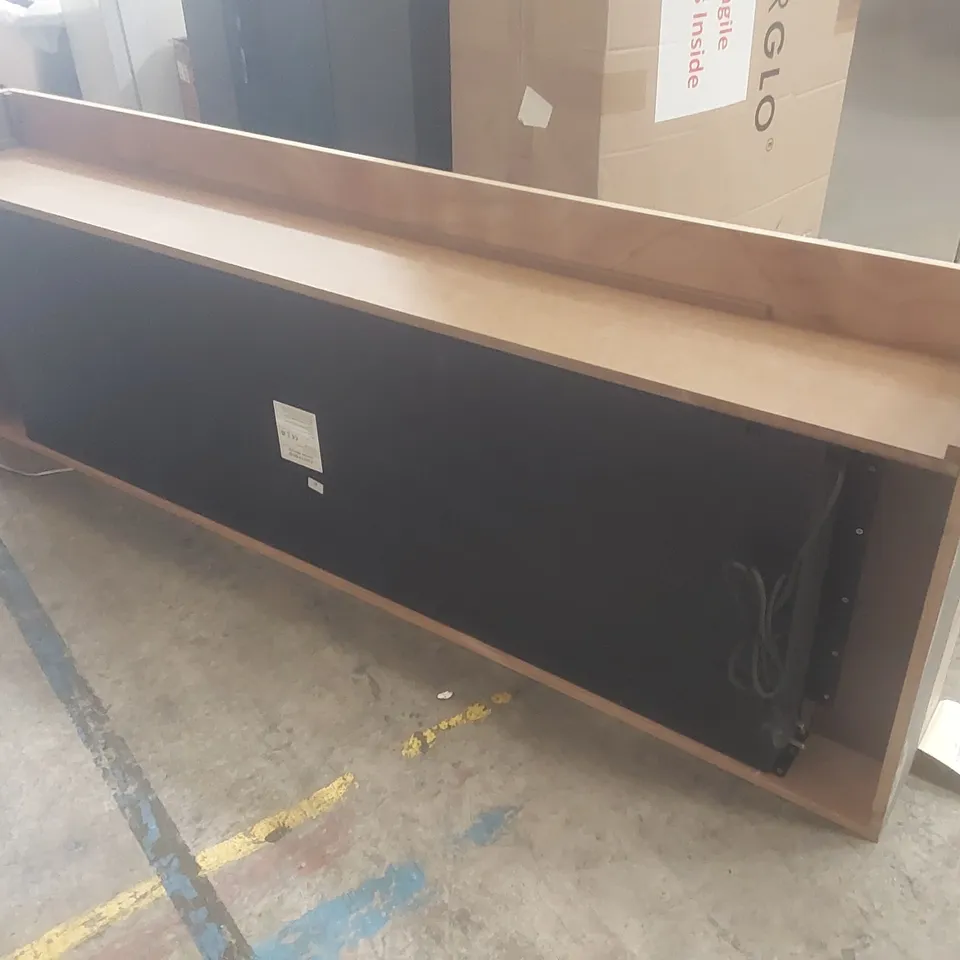 WALL-MOUNTED ELECTRIC FIRE WITH OAK SURROUND - 70 INCH - AMBERGLO
