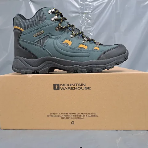 BOXED PAIR OF MOUNTAIN CLIMBERS ADVENTURER WATERPROOF HIKING BOOTS IN BLUE/TAN SIZE UK 10