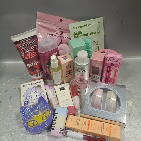 APPROXIMATELY 20 ASSORTED COSMETIC PRODUCTS TO INCLUDE - THE BEAUTY CROP DEWY BOUNCE SEAL & SET MIST - TOO FACED CHARMED LIFE PLUMPING LIP GLOSS - RITUAL OF SAKURA HAND BALM - ETC