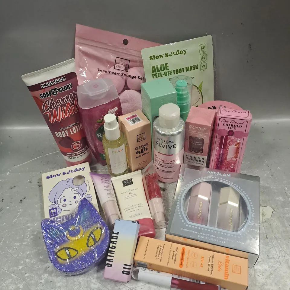 APPROXIMATELY 20 ASSORTED COSMETIC PRODUCTS TO INCLUDE - THE BEAUTY CROP DEWY BOUNCE SEAL & SET MIST - TOO FACED CHARMED LIFE PLUMPING LIP GLOSS - RITUAL OF SAKURA HAND BALM - ETC