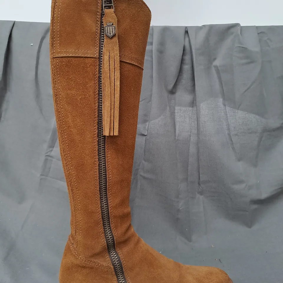 BOXED PAIR OF FAIRFAX & FAVOUR NARROW FIT SUEDE REGINA KNEE-HIGH BOOTS IN TAN SIZE 6