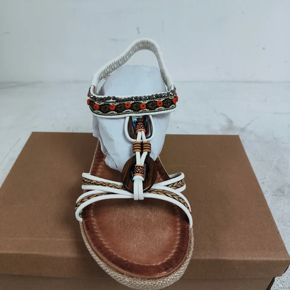 BOXED PAIR OF JO & JOE TRINIDAD WHITE SANDALS – UK 7