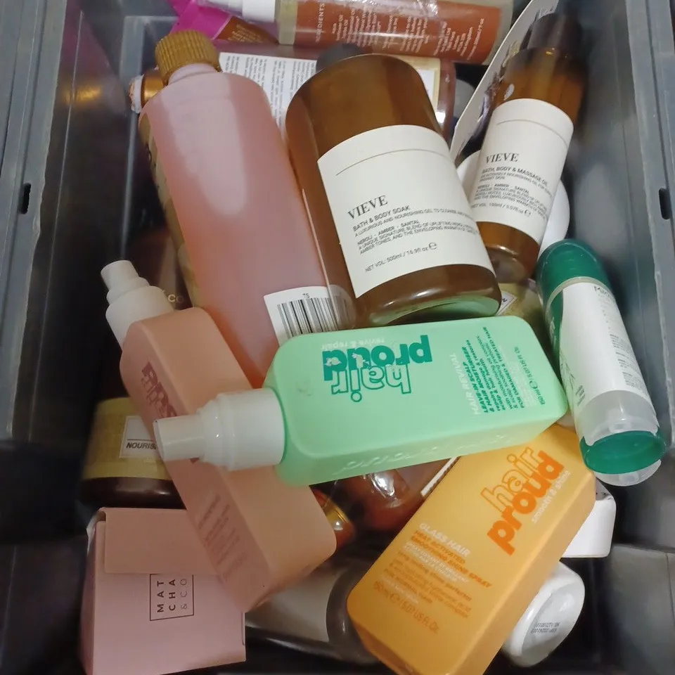 LOT OF APPROXIMATELY 20 COSMETICS ITEMS TO INCLUDE SHAMPOO , NIGHT OIL AND SERUM 