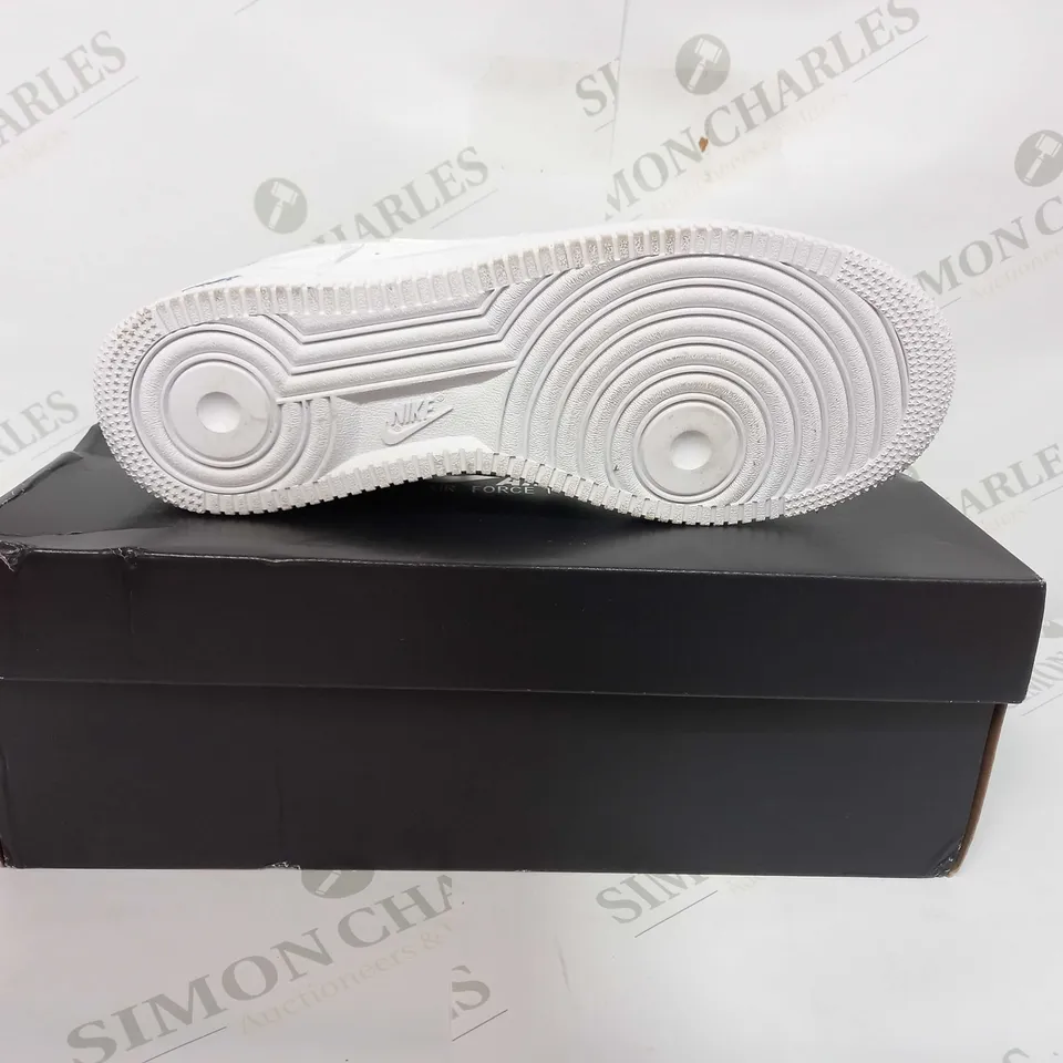 NIKE AIR FORCE 1 07 LV 8 - UK 9