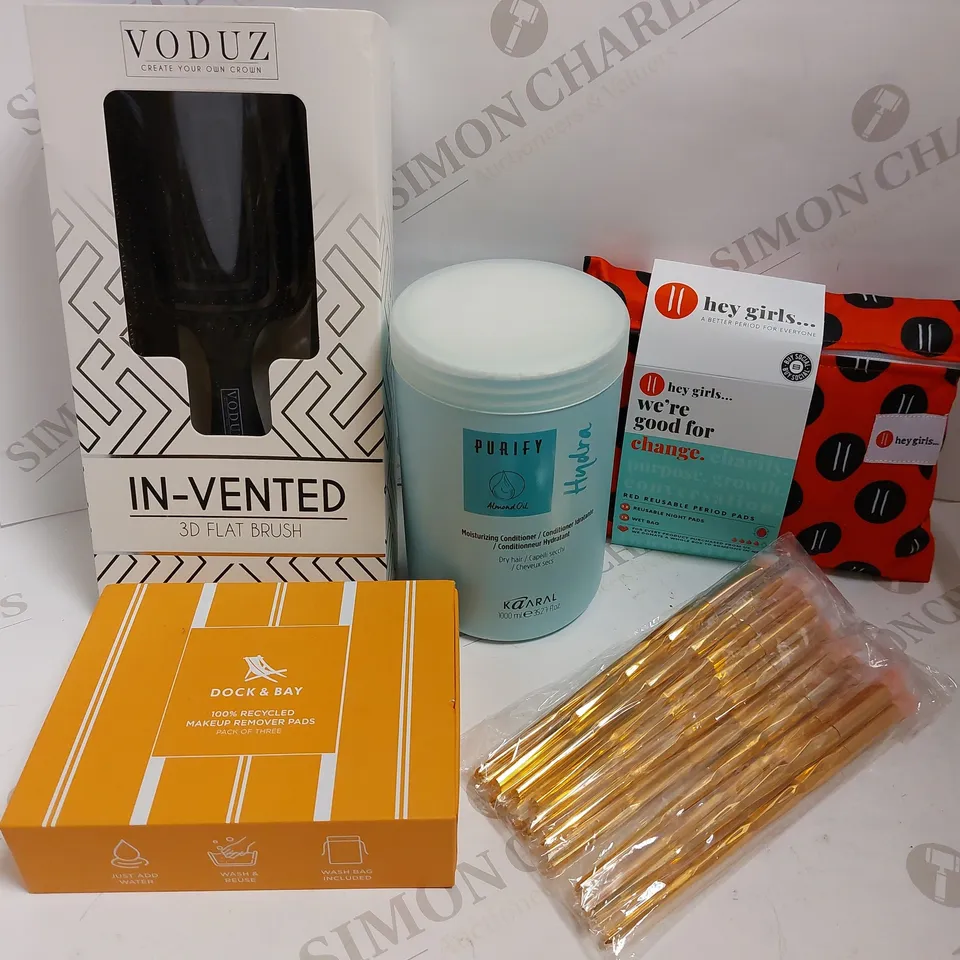BOX OF APPROX 10 COSMETIC ITEMS TO INCLUDE DOCK AND BAY MAKEUP REMOVER PADS, HEY GIRLS REUSEABLE PADS, IN-VENTED 3D FLAT BRUSH