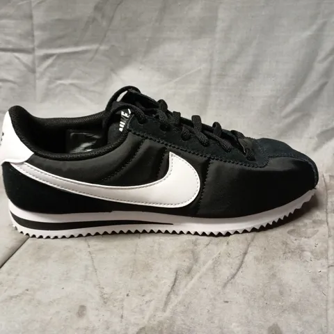 NIKE CORTEZ TXT (GS) SNEAKERS – BLACK/WHITE – UK4 (4Y) YOUTH SIZE