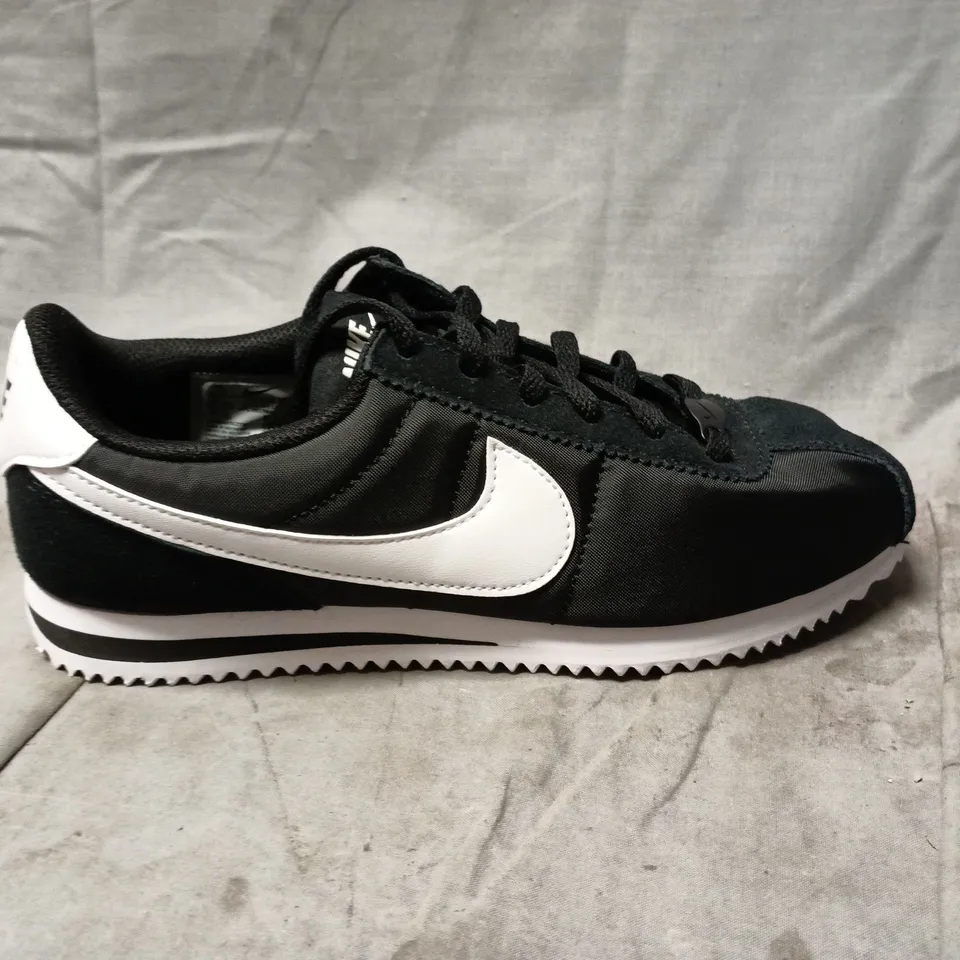 NIKE CORTEZ TXT (GS) SNEAKERS – BLACK/WHITE – UK4 (4Y) YOUTH SIZE