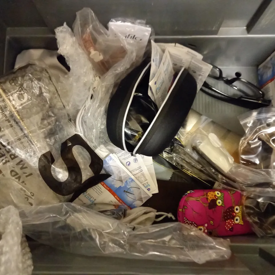 BOX OF APPROX 10 ITEMS INCLUDING ASSORTED GLASSES IN VARIOUS SHAPES AND COLOURS