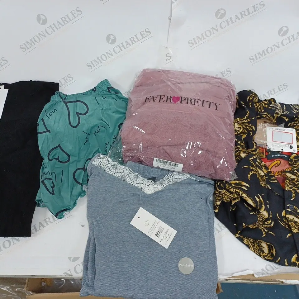 LARGE QUANTITY OF CLOTHING ITEMS TO INCLUDE DRESSES, SWEATERS, JEANS, T-SHIRTS, ETC