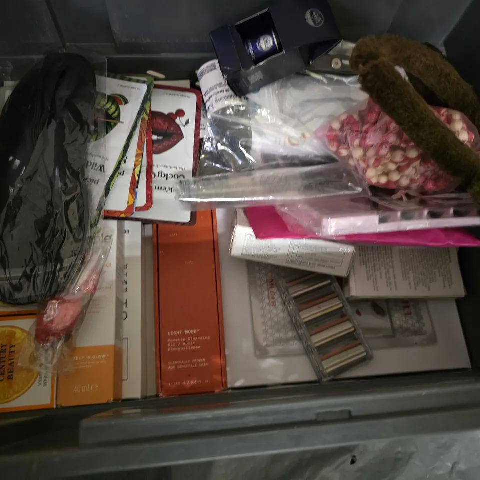 LOT OF APPROXIMATELY 30 ASSORTED HEALTH AND BEAUTY ITEMS TO INCLUDE PURIFYING WASH, INTENSIVE PURPLE MASK AND CLINISMOOTH SKIN PURIFIER