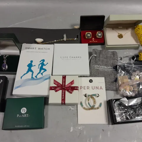 LOT OF ASSORTED JEWELLERY ITEMS TO INCLUDE NECKLACES, EARRINGS AND BRACELETS