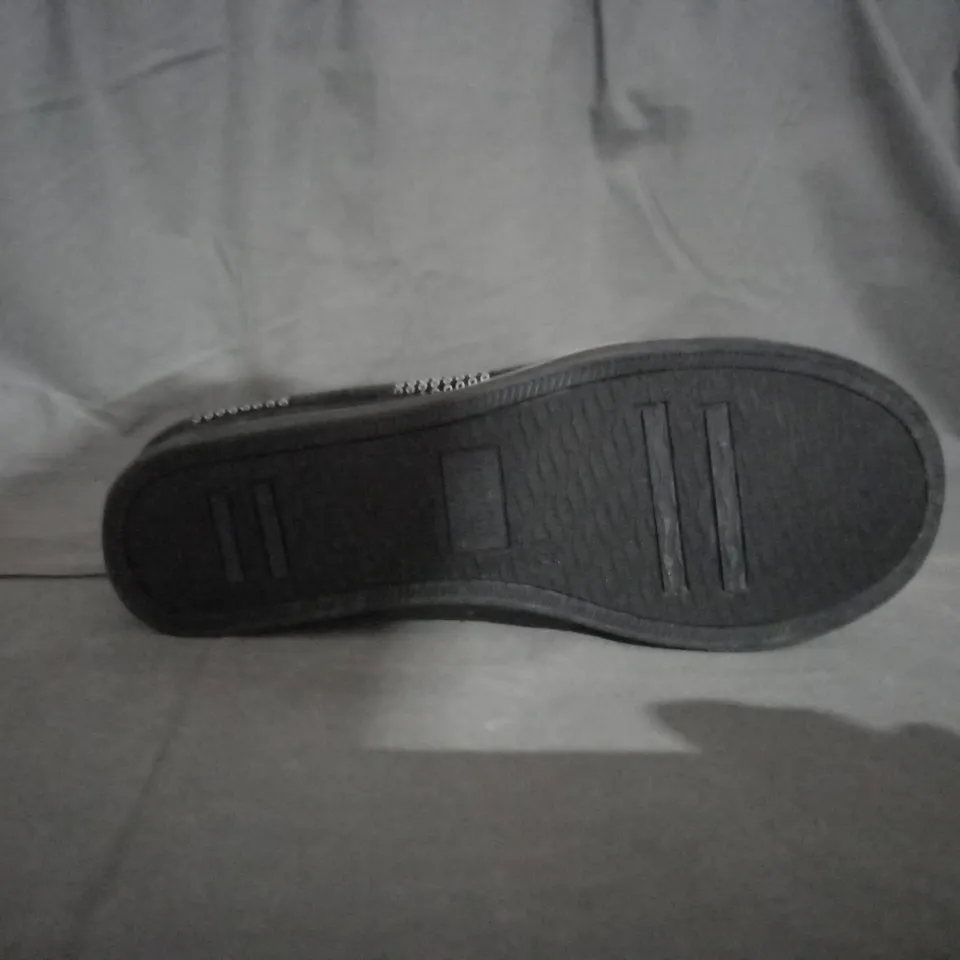 APPROXIMATELY 11 PAIRS OF FLAT SLIP ON SHOES IN VARIOUS SIZES 