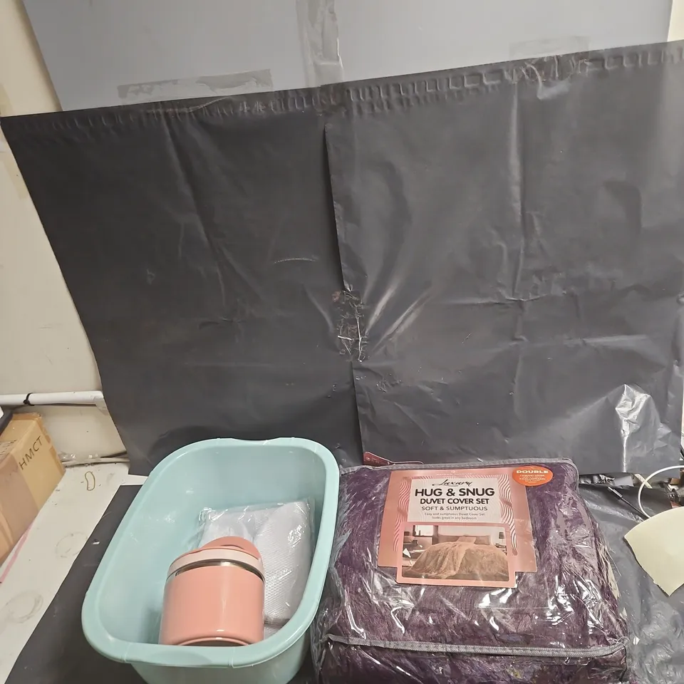 HUG & SNUG DUVET COVER SET – PURPLE, DOUBLE AND APPROXIAMTELY 12 HOUSEHOLD ITEMS INCLUDING WASH BASINS AND KITCHEN WARE .