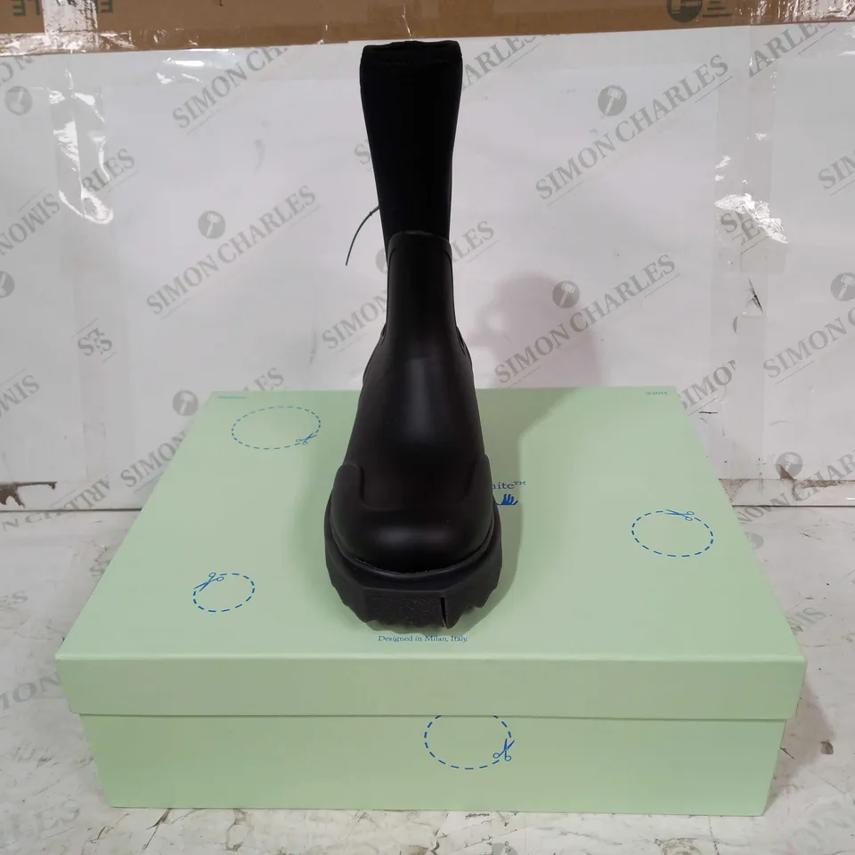BOXED PAIR OF OFF WHITE SPONGE RUBBER RAINBOOTS IN BLACK UK SIZE 7