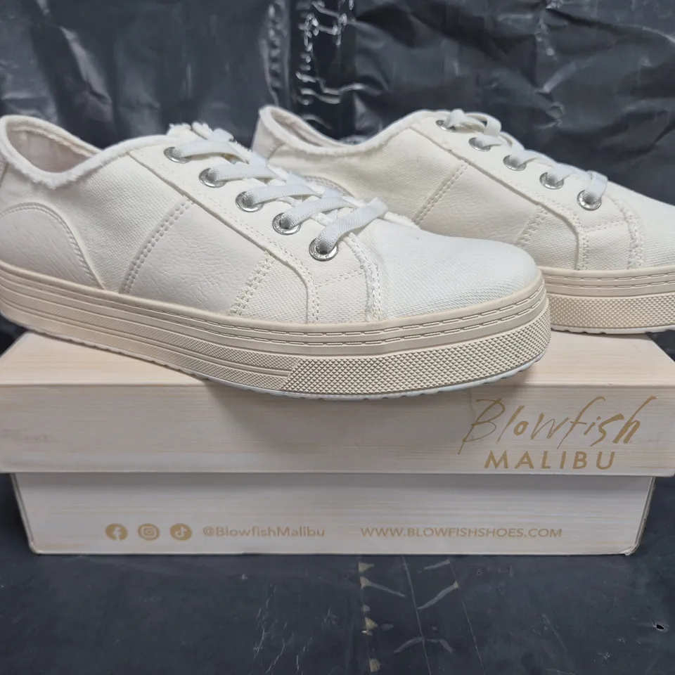 BOXED PAIR OF BLOWFISH MALIBU SUPER SMILE TRAINERS IN WHITE SIZE 9