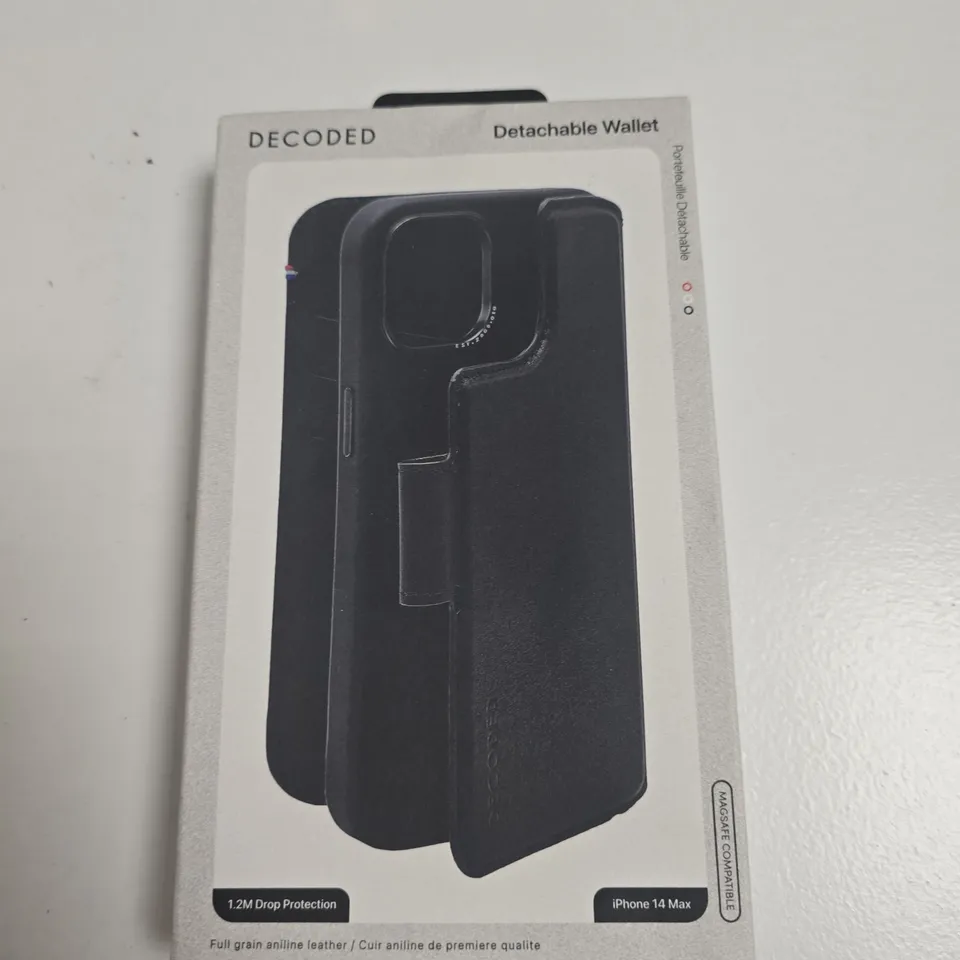 BOX OF APPROXIMATELY 30 ASSORTED PHONE CASES INCLUDING SAMSUNG GALAXY S20+, DECODED IPHONE 14 MAX IN BLACK AND CHOCOLATE BROWN