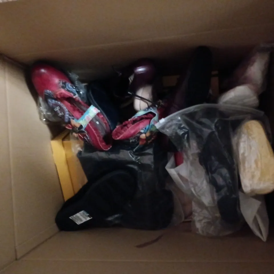 BOX OF APPROXIMATELY 20 PAIRS OF FOOTWEAR TO INCLUDE: BROWN BOOTS AND GREY SLIPPERS