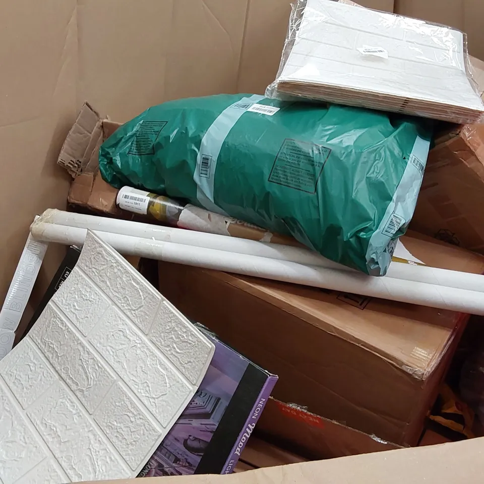 PALLET OF ASSORTED ITEMS INCLUDING: OIL FILLED RADIATOR, RETRACTABLE HOSE PIPE, FABRIC WARDROBE, FLOOR MAT, FRYING PAN