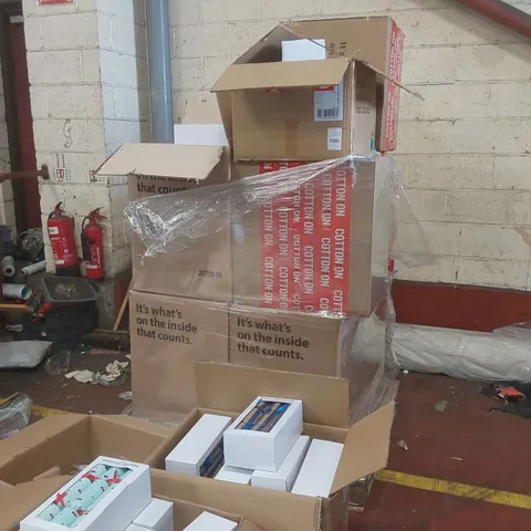 PALLET CONTAINING A VERY LARGE QUANTITY OF ASSORTED BRAND NEW ITEMS INCLUDING: TYPO CHRISTMAS CRACKERS, TYPO OFF THE GRID PASSPORT HOLDERS ECT