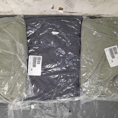 BOX OF APPROXIMATELY 15 ASSORTED CLOTHING AND FASHION ITEMS IN VARIOUS STYLES, SIZES, AND COLOURS