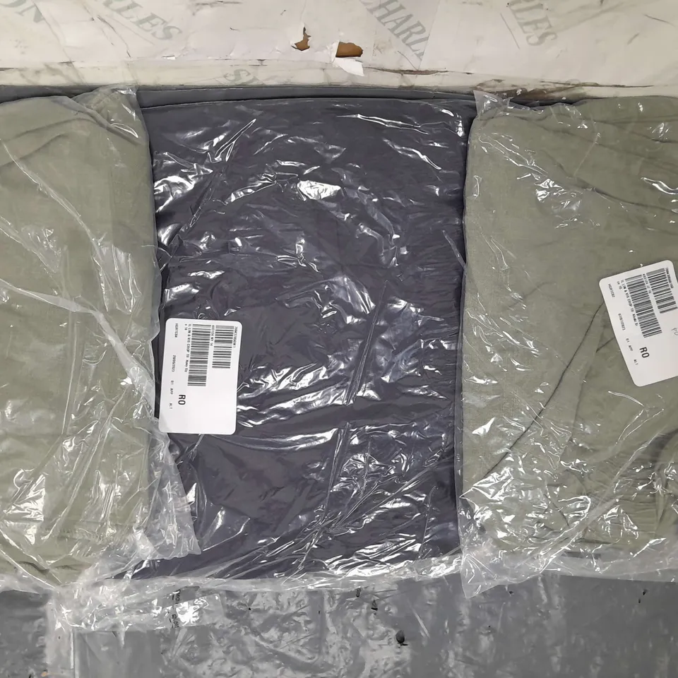 BOX OF APPROXIMATELY 15 ASSORTED CLOTHING AND FASHION ITEMS IN VARIOUS STYLES, SIZES, AND COLOURS