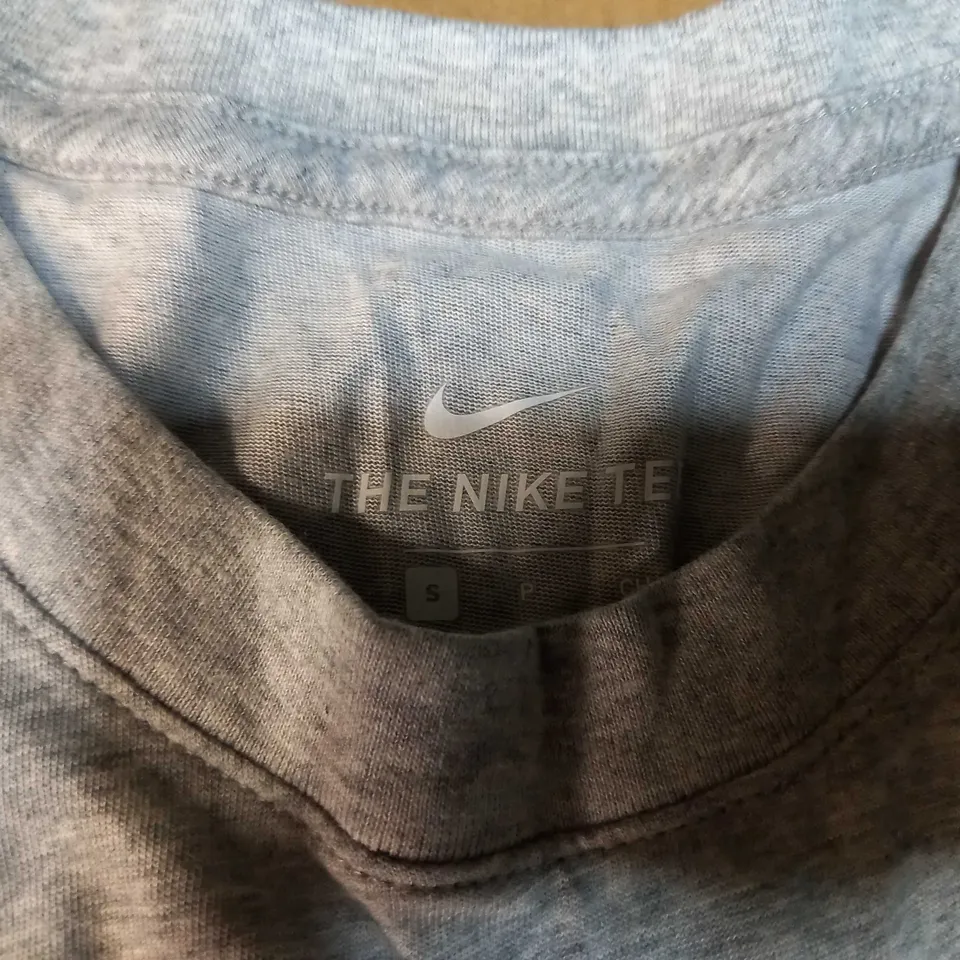 NIKE GREY MARL/LOGO TEE - SMALL