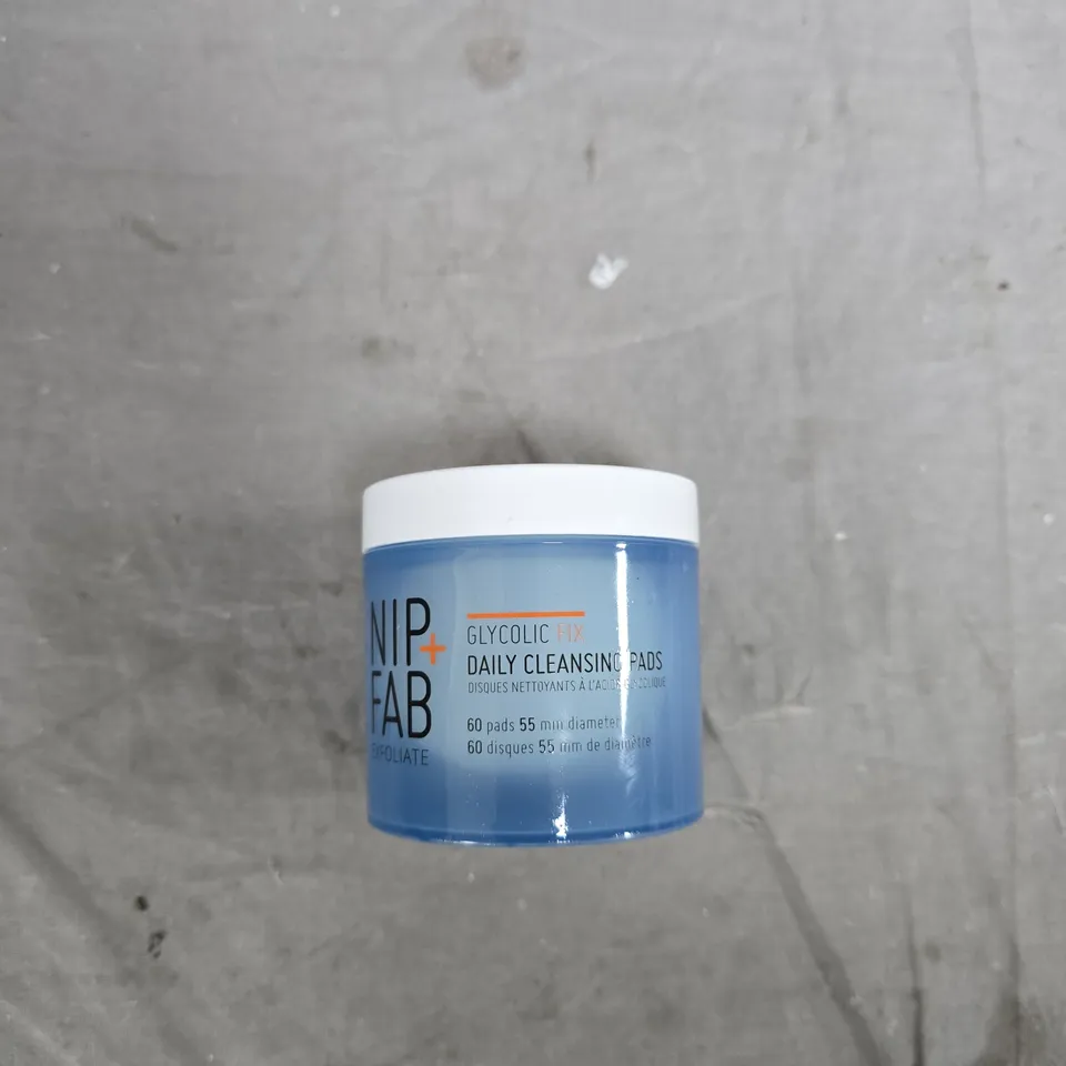 BOX OF APPROXIMATELY 20 ASSORTED ITEMS TO INCLUDE: ADIDAS SHORTS AND CLEANSING PADS