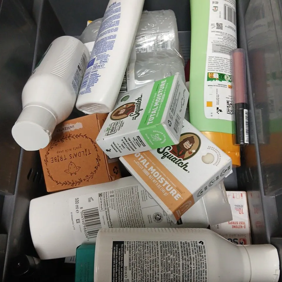 APPROXIMATEY 20 ASSORTED HEALTH AND BEAUTY PRODUCTS TO INCLUDE SANEX ZERO SHOWER GEL, HEAD AND SHOULDERS SHAMPOO AND DR SQUATCH SOAP