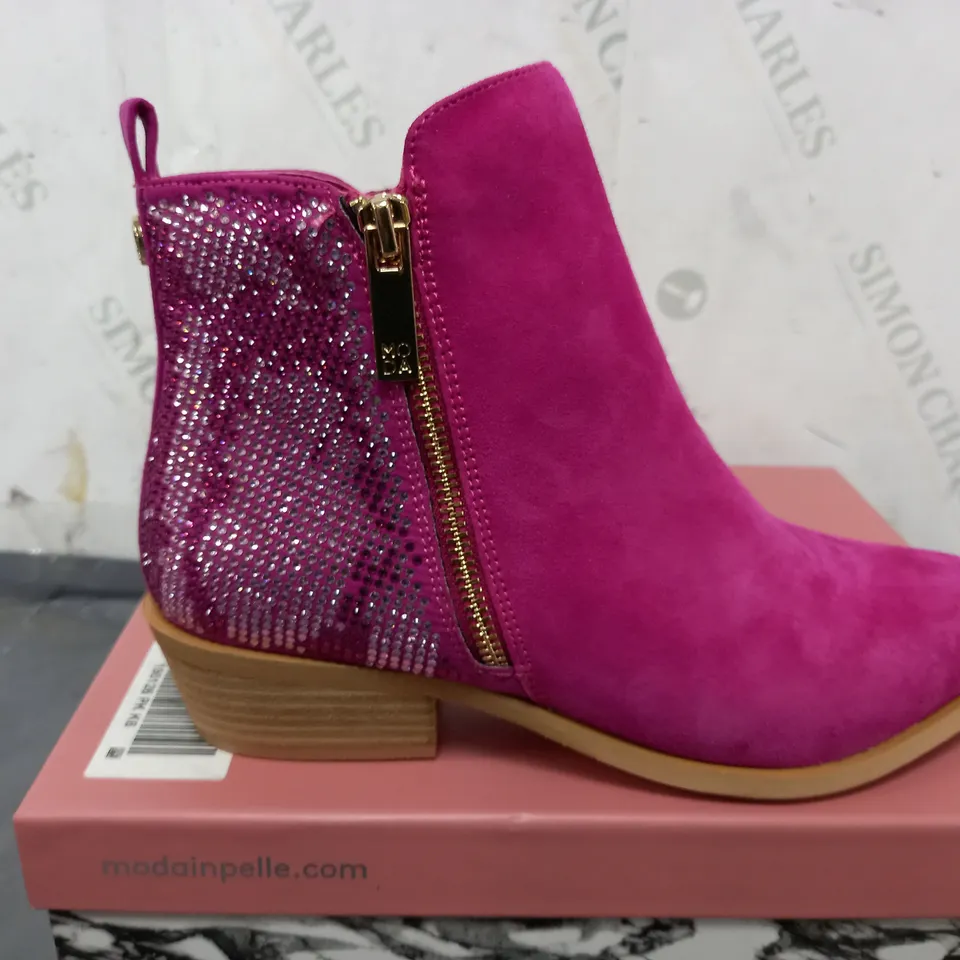 BOXED MODA IN PELLE KATREENA SUEDE HEEL BOOTS IN PINK - SIZE 39