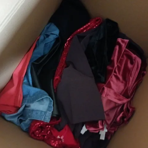 APPROXIMATELY 30 ASSORTED CLOTHING ITEMS IN VARIOUS SIZES, COLOURS & STYLES TO INCLUDE BRANDS SUCH AS MARLAWYNNE, SOSANDER, FRANK USHER, ETC - COLLECTION ONLY