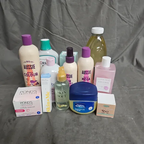APPROXIMATELY 20 ASSORTED HEALTH & BEAUTY PRODUCTS TO INCLUDE - AUSSIE LEAVE-IN CONDITIONER - SKIN+ME HYDRATING CLEANSER - SUNDAY RAIN BUBBLE BATH - ETC