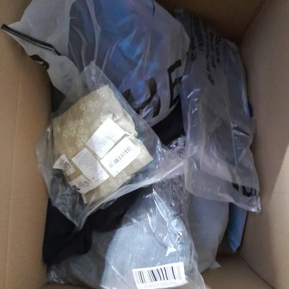 BOX OF APPROXIMATELY 20 ASSORTED CLOTHING AND FASHION ITEMS IN VARIOUS STYLES, SIZES, AND COLOURS - COLLECTION ONLY