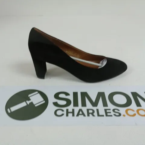 BOXED PAIR OF BLACK SUEDE WOMEN'S HIGH-HEEL PUMP - UK SIZE 7