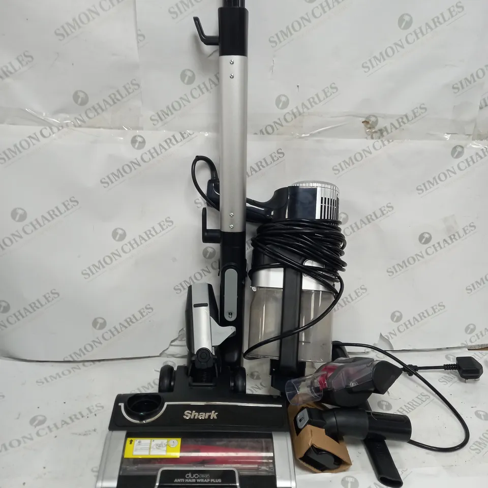 BOXED SHARK STRATOS ANTI HAIR WRAP PET PRO VACUUM CLEANER