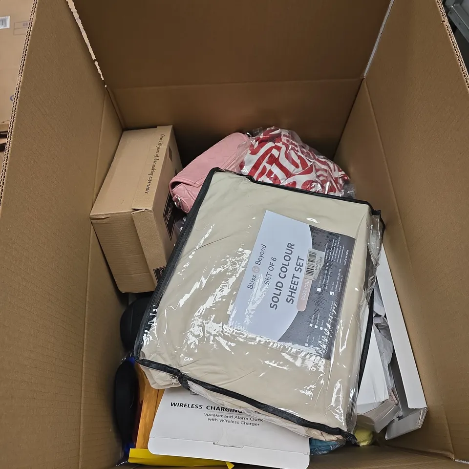 BOX OF APPROXIMATELY 20 ASSORTED HOUSEHOLD ITEMS TO INCLUDE BEDDING, CLOTHES ETC